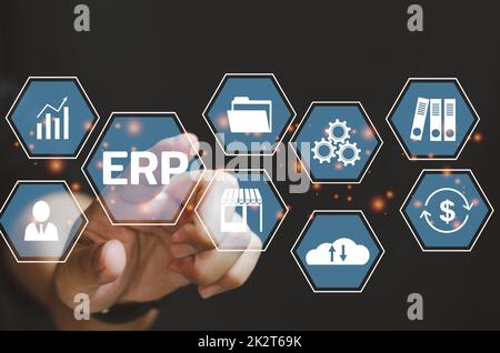 Geschäftsmann berühren auf dem virtuellen Bildschirm Symbol Business ERP. Enterprise Resource Planning ERP-Dokumentenmanagement-Konzept Stockfoto