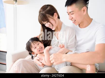 Glückliche asiatische Familie mit Spaß zu Hause. Stockfoto