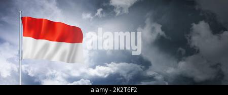 Indonesische Flagge auf einem bewölkten Himmel Stockfoto