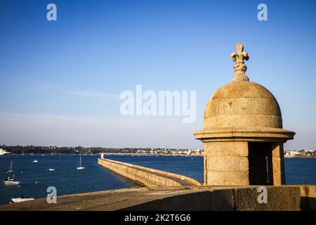 Saint-Malo Leuchtturm und Pier Blick von der Stadtbefestigung, Bretagne, Frankreich Stockfoto