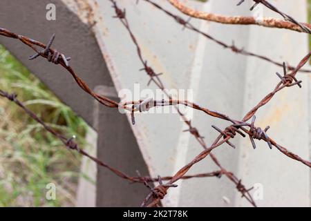 Detailansicht der Tankabsperrung mit Stacheldraht Stockfoto