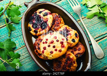 Hausgemachte Syrniki mit Johannisbeeren Stockfoto