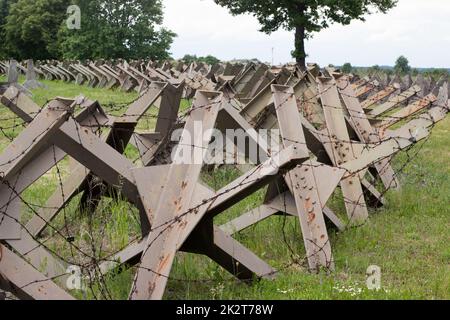 Hedgehod-Panzerabsperrung mit Stacheldraht Stockfoto