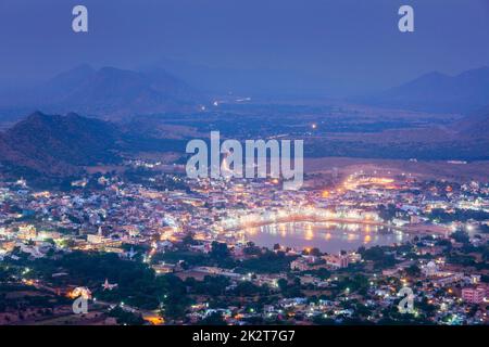 Heilige Stadt Pushkar Luftaufnahme in der Dämmerung von Savitri Tempel. Pushk Stockfoto