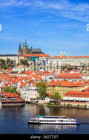 Blick auf die Mala Strana und die Prager Burg über der Moldau Stockfoto