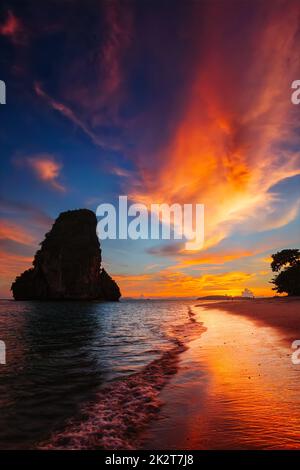 Sonnenuntergang am Strand von located. Railay, Provinz Krabi Thailand Stockfoto