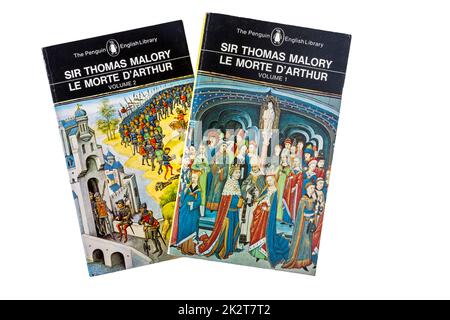 Zweivolumige Taschenbuchausgabe von Le Morte d'Arthur von Sir Thomas Malory. Ursprünglich im 15.. Jahrhundert geschrieben. Stockfoto