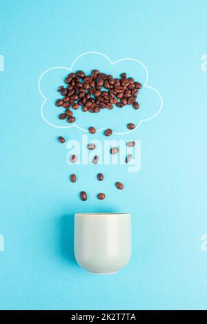 Wolke mit gerösteten Kaffeebohnen, die in eine Tasse regnen, machen Sie eine Pause, genießen Sie einen Espresso zum Frühstück am Morgen, heiße Getränkezutaten auf blauem Hintergrund Stockfoto