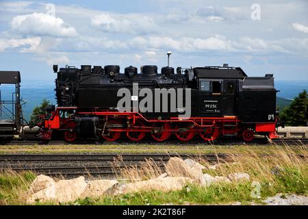 Alte Dampfeisenbahn Brockenbahn am Bahnhof im Harz Nationalpark Stockfoto