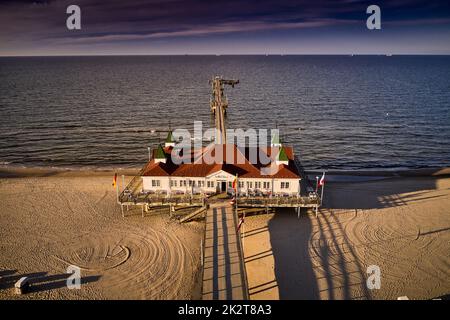 Drohnenansicht der berühmten alten Seebrücke von Ahlbeck auf der Insel Usedom in der ostsee Stockfoto