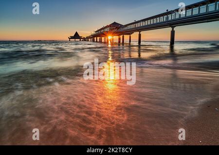 Touristenattraktion Pier von Heringsdorf auf der Insel Usedom an der ostsee am Morgen Stockfoto