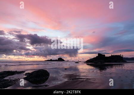 WA22057-00...WASINGON - Abenddämmerung am Ruby Beach an der Pazifikküste im Olympic National Park. Stockfoto