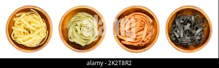 Tagliatelle-Pasta in verschiedenen Farben, in Nestern, in Schüsseln Stockfoto