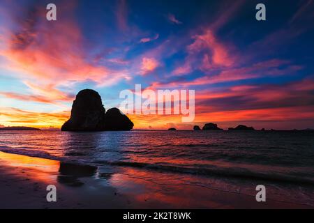 Sonnenuntergang am Strand von located. Railay, Krabi, Thailand Stockfoto