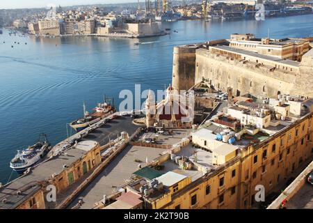 Panoramablick auf die Skyline von alten Abwehr von Valletta, Baum Städte und den Grand Harbour, Malta Stockfoto