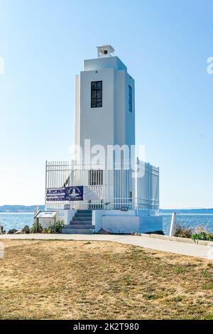 Der Leuchtturm in der Nähe des Wassers bei Brown's Point, Washington. Stockfoto