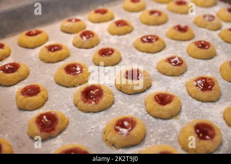 Ochsenaugen-Kekse auf dem Backblech Stockfoto