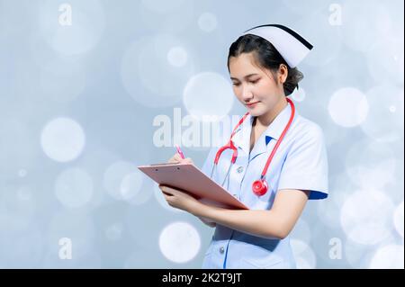 Die Ärzte der Patientin zeichnen den Verlaufsbericht auf Stockfoto