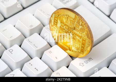 Goldbitcoin auf der Computertastatur Stockfoto