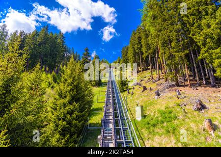 Seilbahn im alpenwald, Davos, Graubuenden, Schweiz. Stockfoto