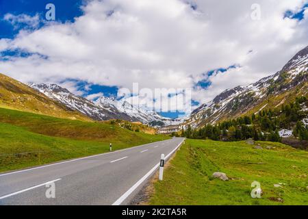 Straße zwischen verschneiten Alpen, Fluelapass, Davos, Graubuende Stockfoto