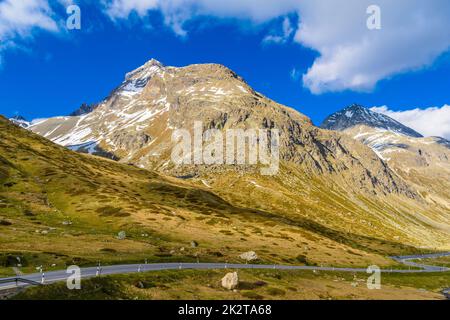 Alpen Berge mit Schnee Bivio, Albula, Graubünden, Schweiz. Stockfoto