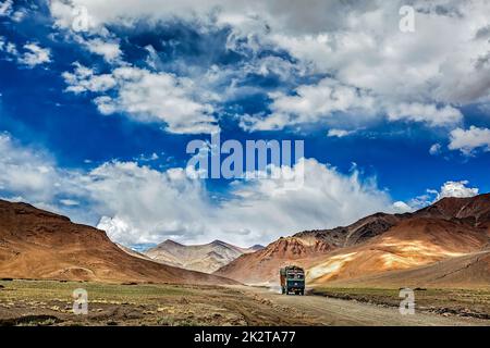 Indische LKW auf Trans-Himalaya Manali-Leh-Highway im Himalaya. Stockfoto