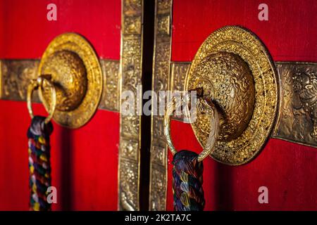 Türgriffe der tibetisch-buddhistischen Kloster dekoriert Stockfoto