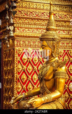 Gold-Buddha-Statue in Thailand sitzen Stockfoto