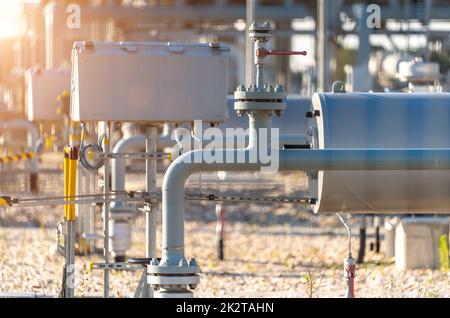 Über das Erdgasfernleitungssystem an der Erdgastankstelle Stockfoto