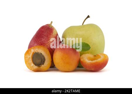 Ganze und halbierte reife Aprikose, Birne und grüner Apfel Stockfoto