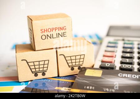 Online-Shopping-Box mit Kreditkarte und Rechner auf Grafik. Finanzhandel Import Export Business-Konzept. Stockfoto