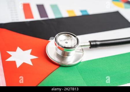 Schwarzes Stethoskop auf jordanischer Flagge mit Grafik, Geschäfts- und Finanzkonzept. Stockfoto