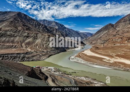 Zusammenfluss von Indus und Flüsse Zanskar, Ladakh Stockfoto