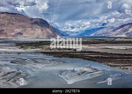 Nubra Tal und Fluss im Himalaya, Ladakh Stockfoto