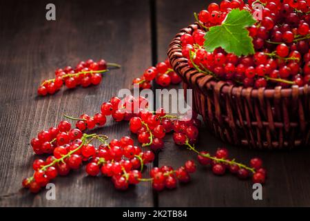 Johannisbeeren in Wicker Schüssel auf dem Tisch Stockfoto