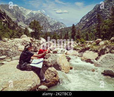 Wanderer mit Karte Stockfoto