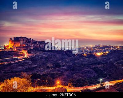 Mehrangarh Fort in der Dämmerung. Jodhpur, Indien Stockfoto