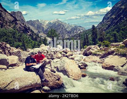 Wanderer mit Karte Stockfoto