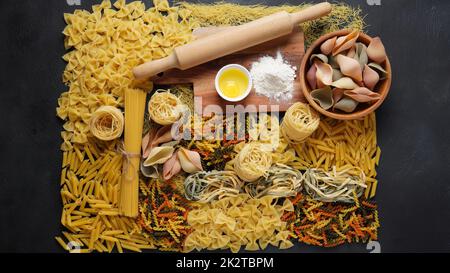 Auswahl an rohen Nudeln. Verschiedene Arten von Makkaroni, Tagliatelle, Farfalle, Spaghetti, Penne rigate . Bunt, rot, grün, gelb, Nudel. Stockfoto