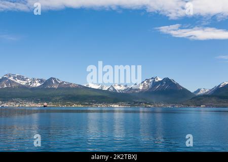 Stadtbild von Ushuaia vom Beagle-Kanal, argentinische Landschaft Stockfoto