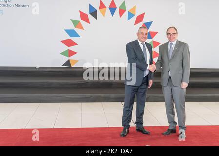 Prag, Tschechische Republik. 23. September 2022. Der tschechische Minister für Industrie und Handel, Jozef Sikela (L), und der österreichische Minister für Soziales, Gesundheit, Pflege und Verbraucherschutz, Johannes Rauch (R), haben vor Beginn des informellen Treffens der Verbraucherminister der Europäischen Union gesehen. Das Hauptthema des Treffens waren Verbraucherrecht, steigende Energiepreise und der Krieg in der Ukraine. Kredit: SOPA Images Limited/Alamy Live Nachrichten Stockfoto