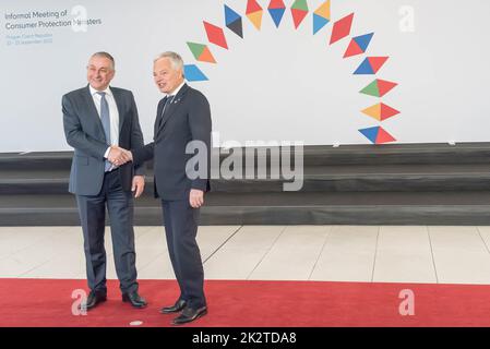 Prag, Tschechische Republik. 23. September 2022. Der tschechische Minister für Industrie und Handel, Jozef Sikela (L), und der EU-justizkommissar Didier Reynders (R), haben vor Beginn des informellen Treffens der Verbraucherminister der Europäischen Union gesprochen. Das Hauptthema des Treffens waren Verbraucherrecht, steigende Energiepreise und der Krieg in der Ukraine. Kredit: SOPA Images Limited/Alamy Live Nachrichten Stockfoto