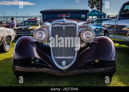 Daontona Beach, FL - 28. November 2020: Low Perspective Frontansicht eines Ford Model 40B Deluxe Phaeton aus dem Jahr 1934 auf einer lokalen Automshow. Stockfoto