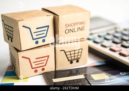 Online-Shopping-Box mit Kreditkarte und Rechner auf Grafik. Finanzhandel Import Export Business-Konzept. Stockfoto