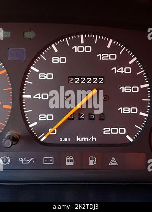 Armaturenbrett und Digitalanzeige - Kilometerstand, Kraftstoffverbrauch,  Geschwindigkeitsmesser MPH Stockfotografie - Alamy