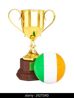 Gold-Trophäe-Cup und Fußball-Fußball-Ball mit Irland-Flagge Stockfoto