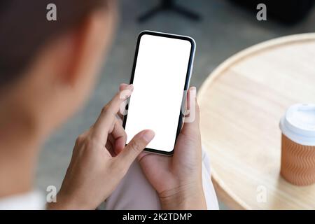 Nahaufnahme einer Frau, die den leeren Bildschirm des Smartphones hält und berührt Stockfoto