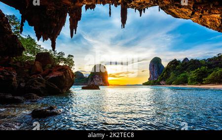 Sonnenuntergang am Strand von located. Railay, Provinz Krabi Thailand Stockfoto