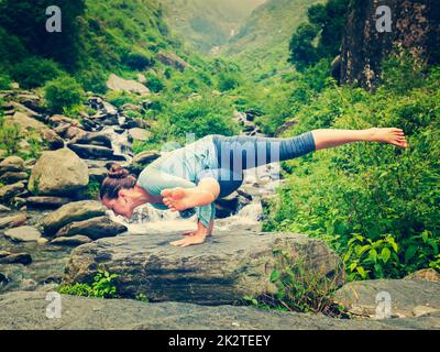 Sportlich Fit Mädchen tun Yoga Oudoors am tropischen Wasserfall Stockfoto